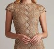 画像2:  Tadashi Shoji  タダシショージ　Etters Scalloped Illusion Gown ゴールド、ベージュ (2)